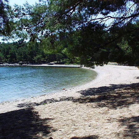 Πανσιόν Triple Vrboska 4600b 3*