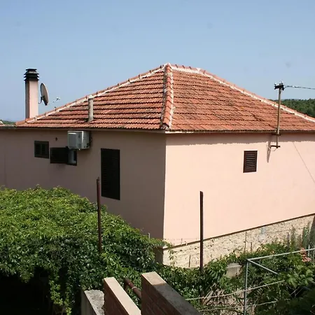 Triple Vrboska 4600b 3*